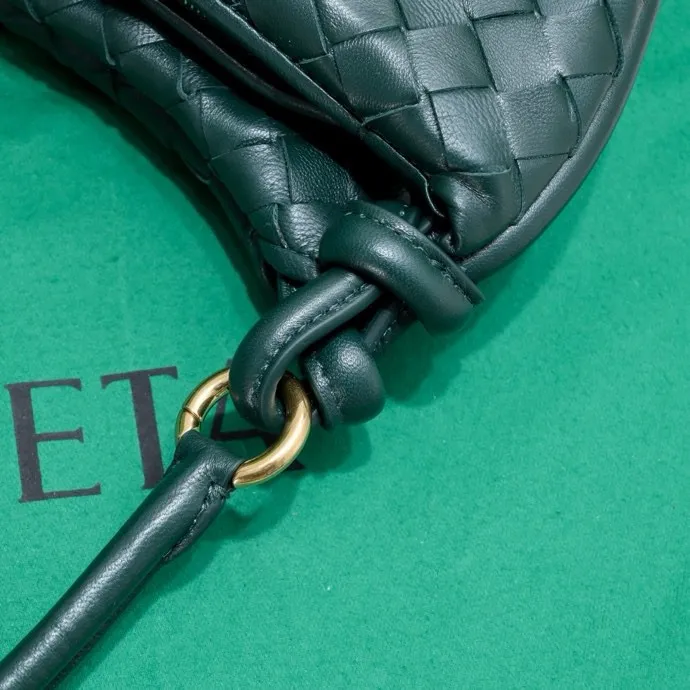 Batch 1860 Bv Shu Qi's same "Gemelli" twin bag 👇 Locked in advance 24 years of hot style 💕 Gemelli is paired with two half-moon shaped bags, matched with the brand's iconic intrecciato woven sheepskin, equipped with a detachable tubular handle, which can be used as a clutch, on the shoulder or by flipping the small crescent moon as a handle, or as a long shoulder strap 🉑️ crossbody The dual design has a personalized yet charming attitude, and the eye-catching visual impact brings an elegant and fashionable feeling. It is a bag worth buying💥 Size: 36x25x10, Model: 4281#